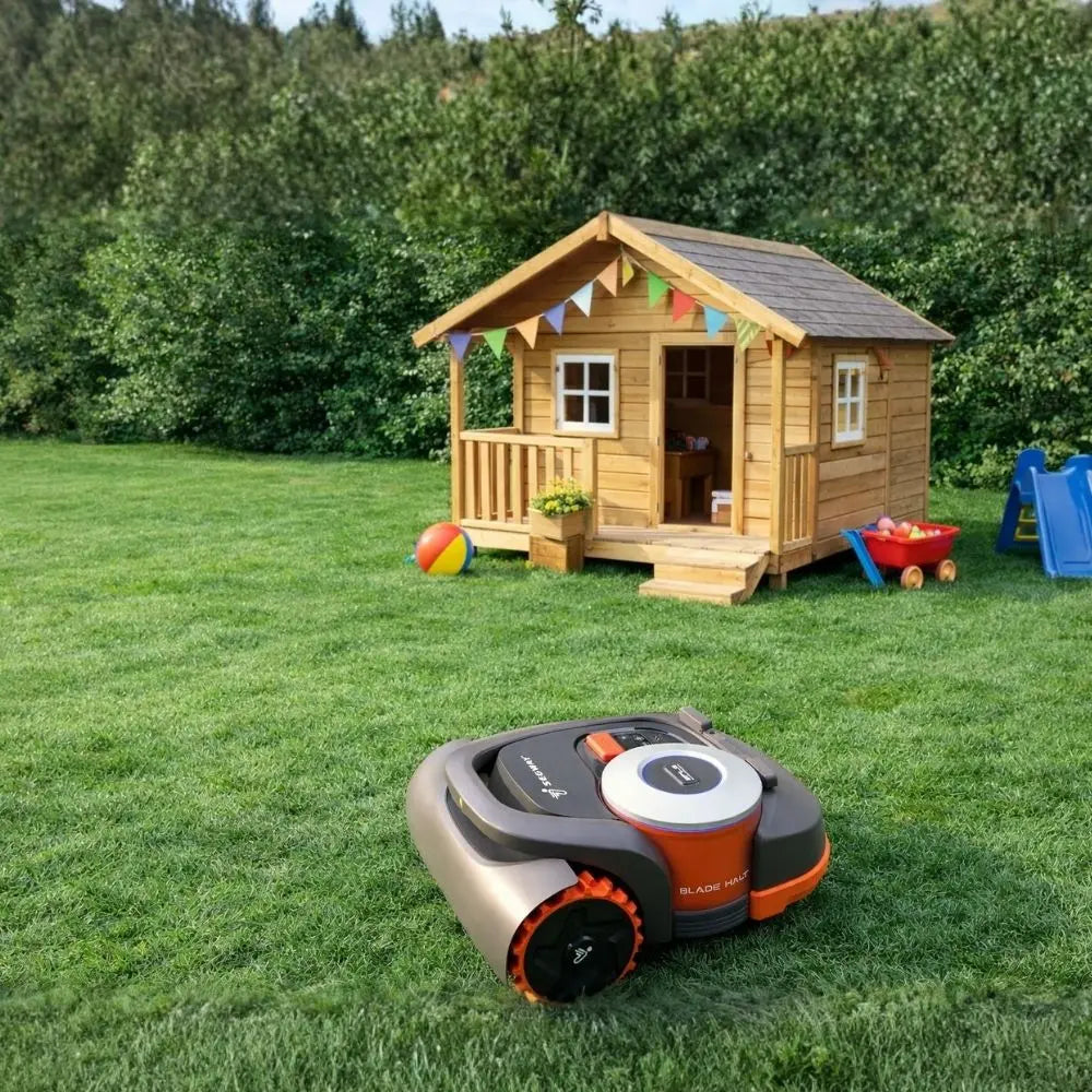 Robot tondeuse Segway Navimow H tondant près d'une cabane de jardin