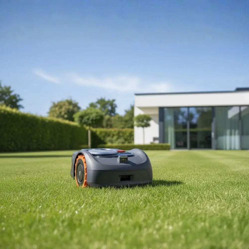 Robot tondeuse Segway Navimow i108E dans un jardin résidentiel