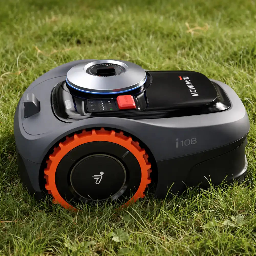 Robot tondeuse Segway Navimow i108E vue de côté en action sur herbe