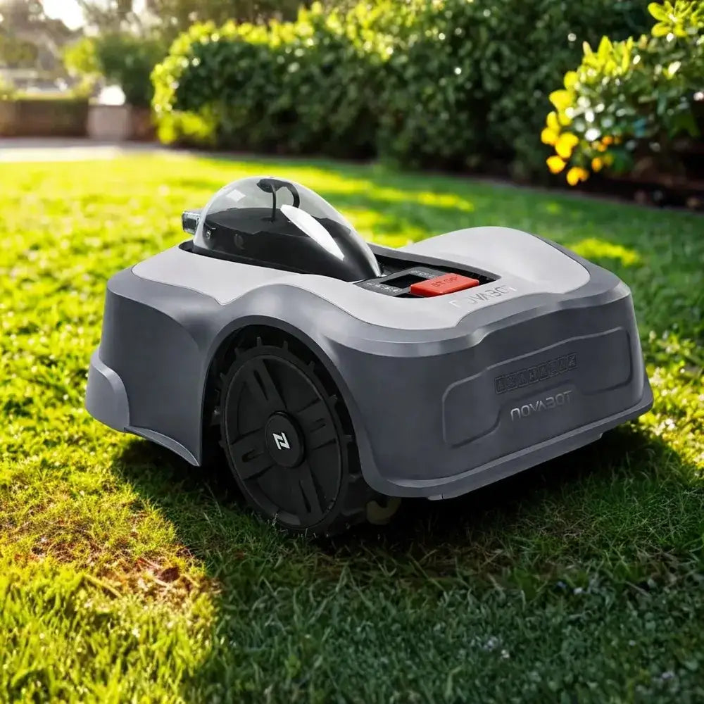 Robot tondeuse Novabot N2000 en extérieur sur grande pelouse