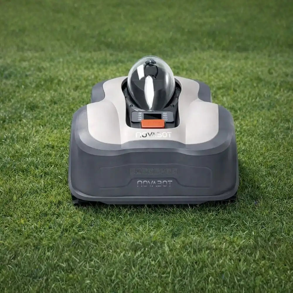 Robot tondeuse Novabot N2000 en action de tonte sur herbe