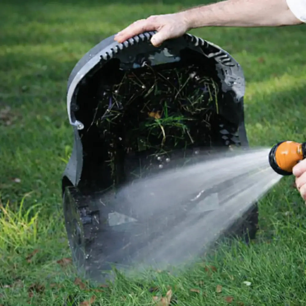Lavage au jet d'eau du robot tondeuse Novabot N2000 certifié IPX5