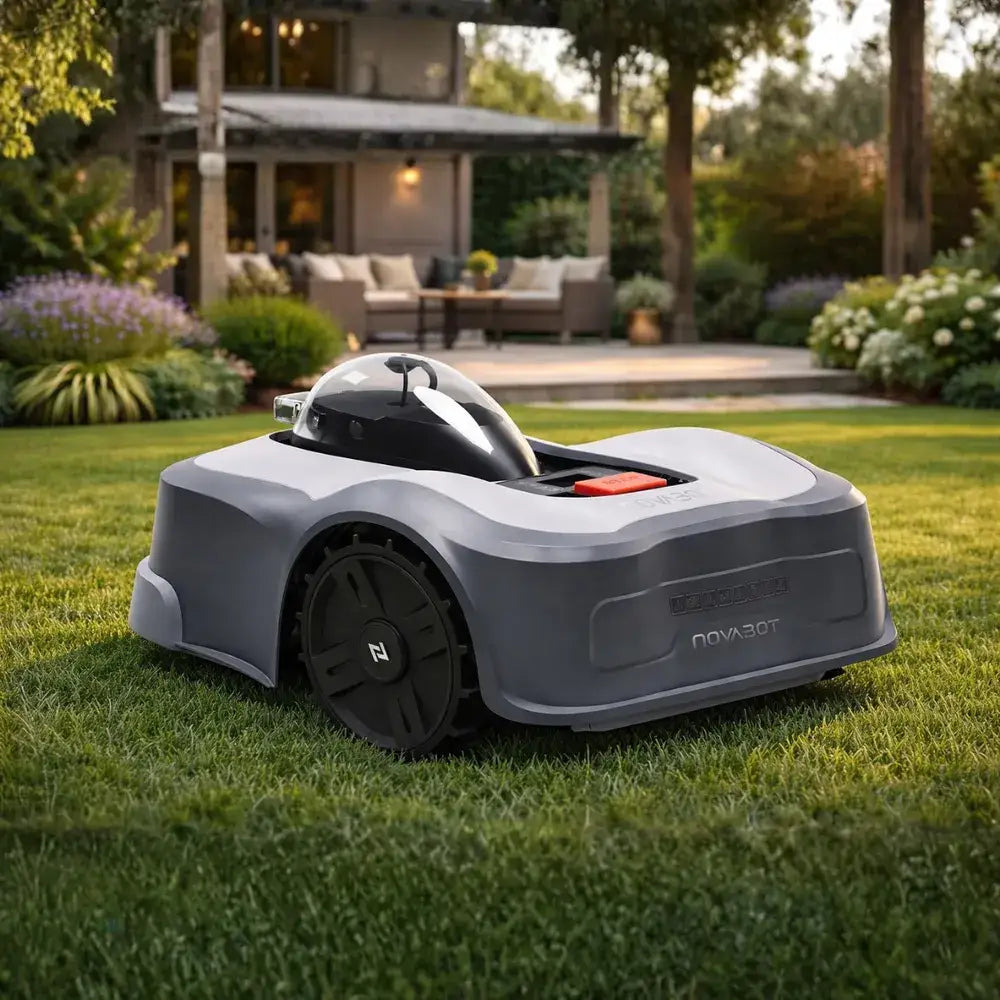 Robot tondeuse Novabot N2000 dans un jardin résidentiel avec maison
